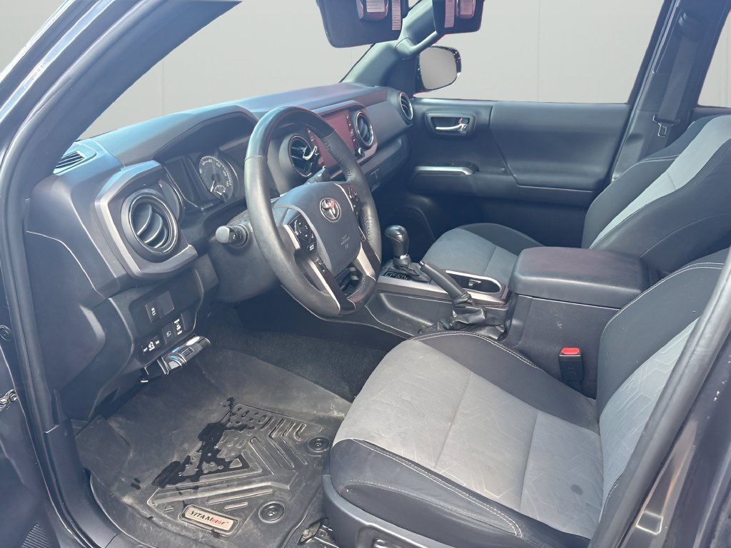 Used 2020 Toyota Tacoma TRD Off-Road w/ Technology Package AWD/4WD image 15