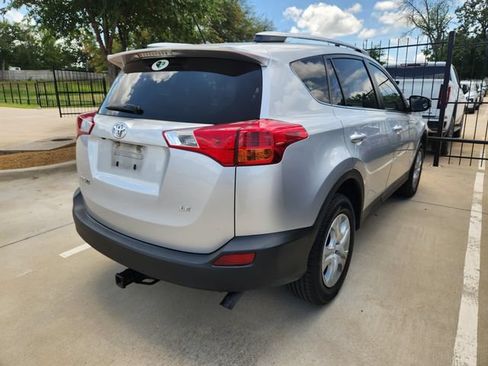 Used 2015 Toyota RAV4 LE FWD image 4