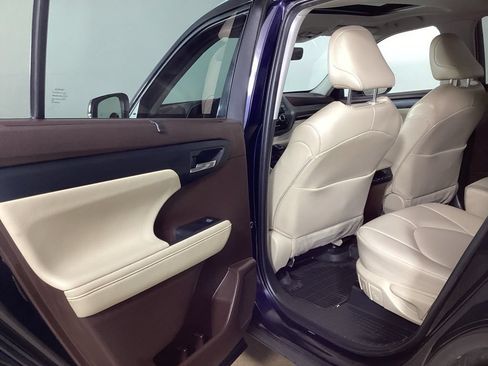 Used 2022 Toyota Highlander XLE AWD/4WD image 25