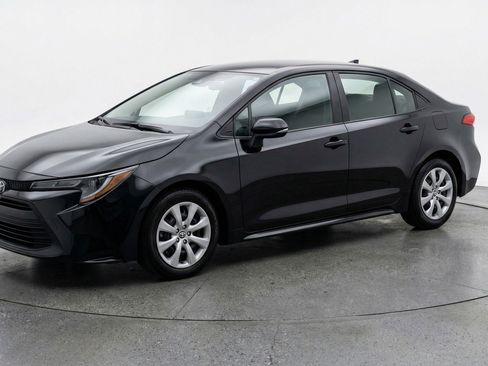 Used 2025 Toyota Corolla LE image 3