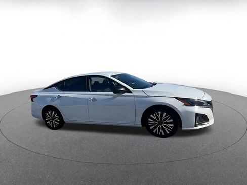 Used 2025 Nissan Altima 2.5 SV image 2