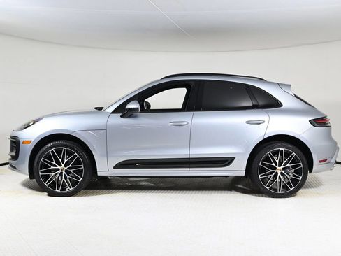 Certified 2024 Porsche Macan image 2