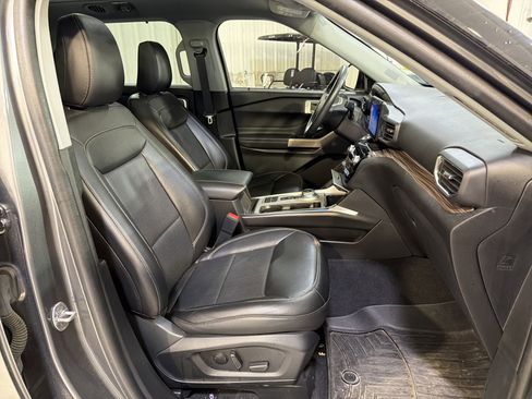 Used 2022 Ford Explorer Limited w/ Equipment Group 301A RWD image 13