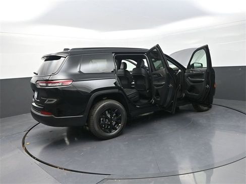 New 2025 Jeep Grand Cherokee L Altitude image 31