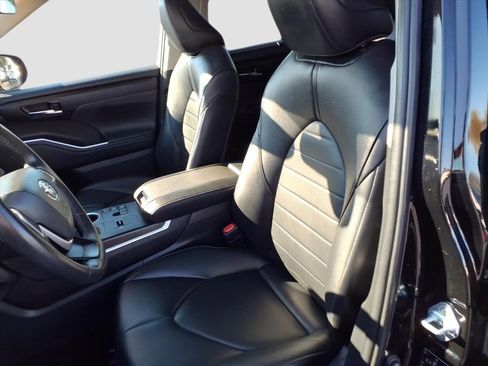 Used 2024 Toyota Highlander XLE image 17