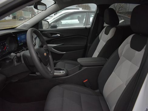 Used 2025 Chevrolet Trax LS image 13
