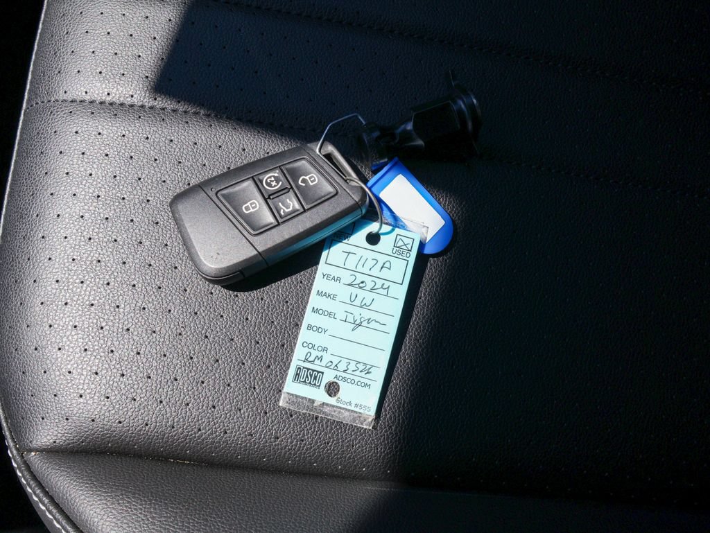 Certified 2024 Volkswagen Tiguan SE R-Line AWD/4WD image 27
