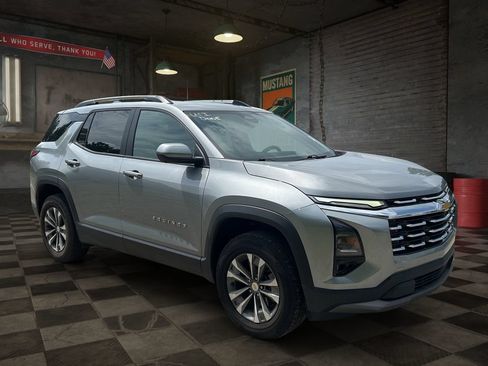 Used 2025 Chevrolet Equinox LT w/ Convenience Package II FWD image 2