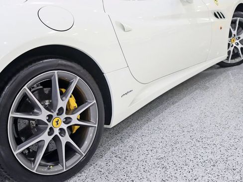 Used 2011 Ferrari California RWD image 14