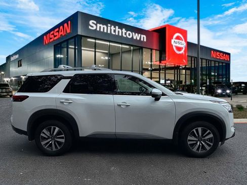 Certified 2025 Nissan Pathfinder SL image 8