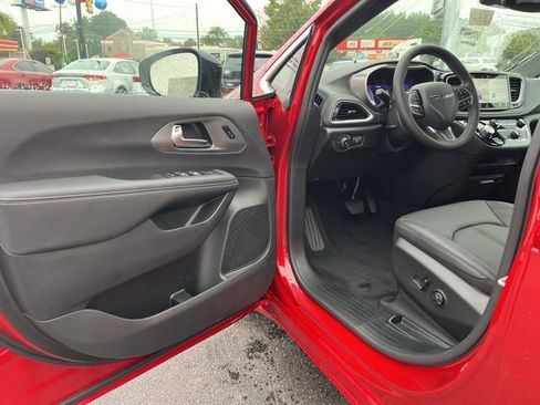 New 2026 Chrysler Pacifica Select image 4