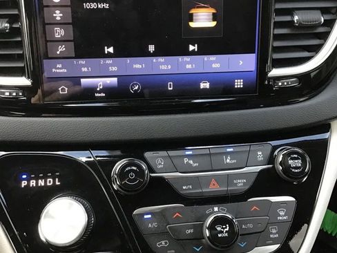 Used 2023 Chrysler Pacifica Touring-L image 9