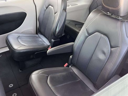 Used 2019 Chrysler Pacifica Touring-L FWD image 10