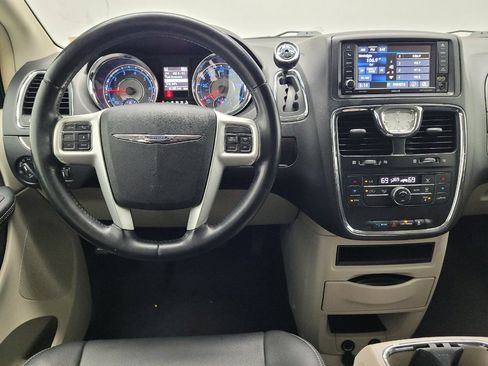 Used 2016 Chrysler Town & Country Touring image 22