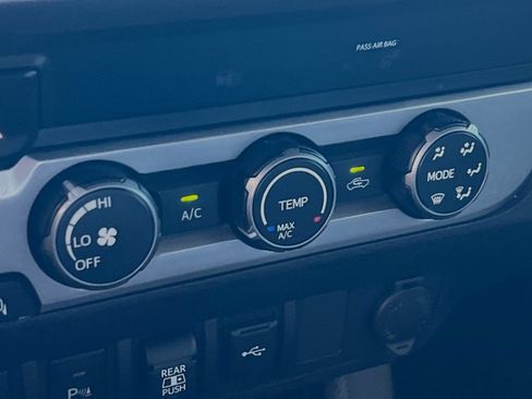 Used 2020 Toyota Tacoma SR5 AWD/4WD image 17
