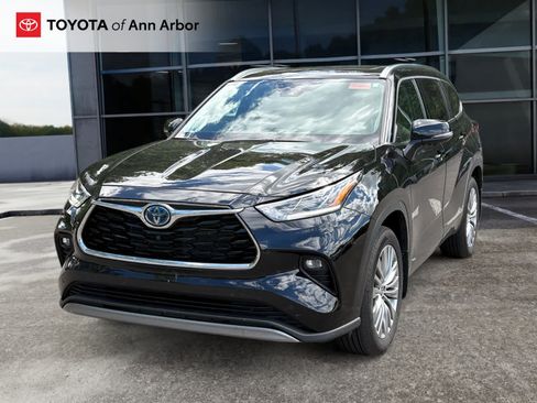 Used 2024 Toyota Highlander Platinum AWD/4WD image 2