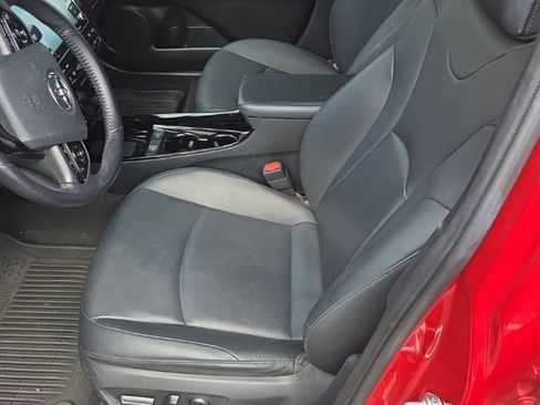 Used 2022 Toyota Prius XLE w/ Advanced Technology Package FWD image 5