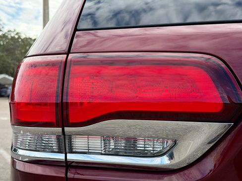 Used 2020 Jeep Grand Cherokee Laredo image 9