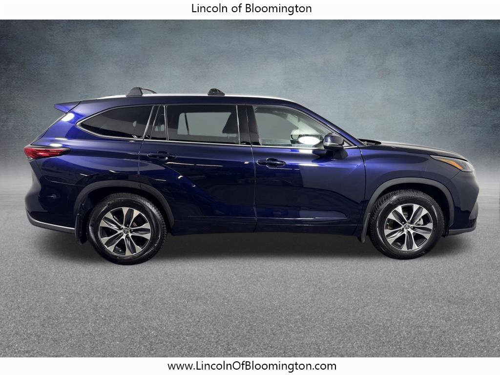 Used 2022 Toyota Highlander XLE AWD/4WD image 7