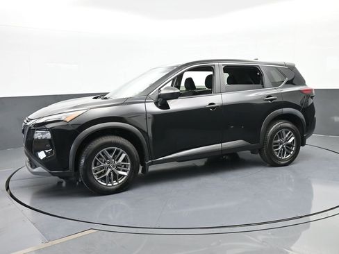 Used 2023 Nissan Rogue S image 2