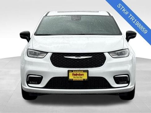 New 2026 Chrysler Pacifica Select image 3