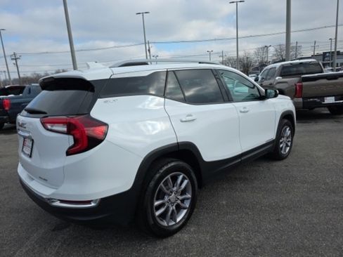 Used 2024 GMC Terrain SLT image 4