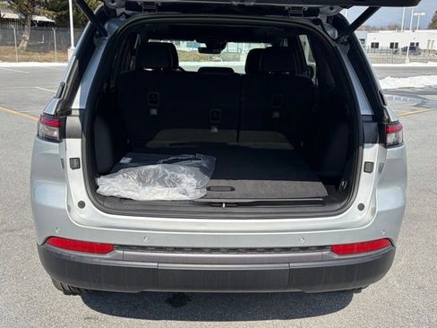 New 2026 Jeep Grand Cherokee Limited w/ Limited Altitude Package AWD/4WD image 11