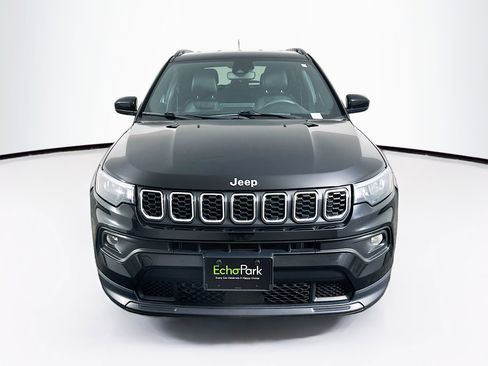 Used 2024 Jeep Compass Latitude image 2