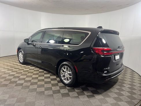 New 2026 Chrysler Pacifica Select image 4