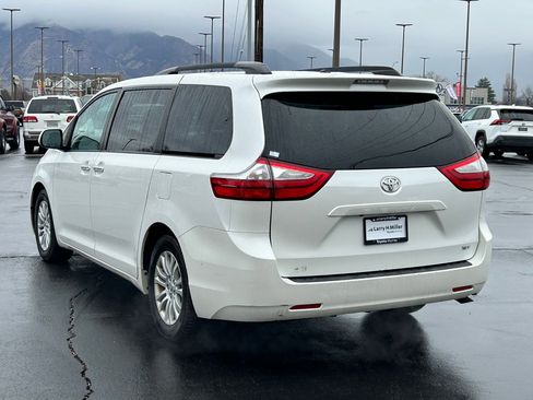 Used 2015 Toyota Sienna XLE image 3