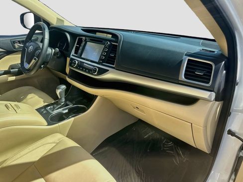 Used 2018 Toyota Highlander XLE AWD/4WD image 29