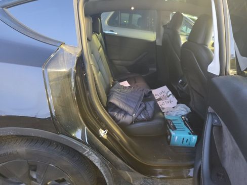 Used 2022 Tesla Model Y Long Range image 10