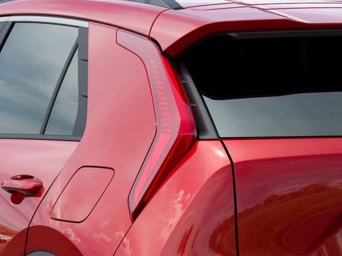 Certified 2025 Kia Niro LX image 11