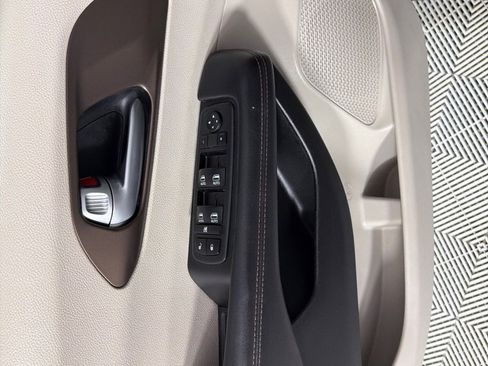 Used 2017 Chrysler Pacifica Touring-L Plus image 11