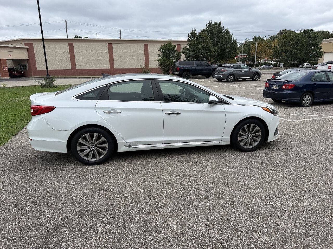 Used 2017 Hyundai Sonata Sport w/ Value Edition Package 02 FWD image 4