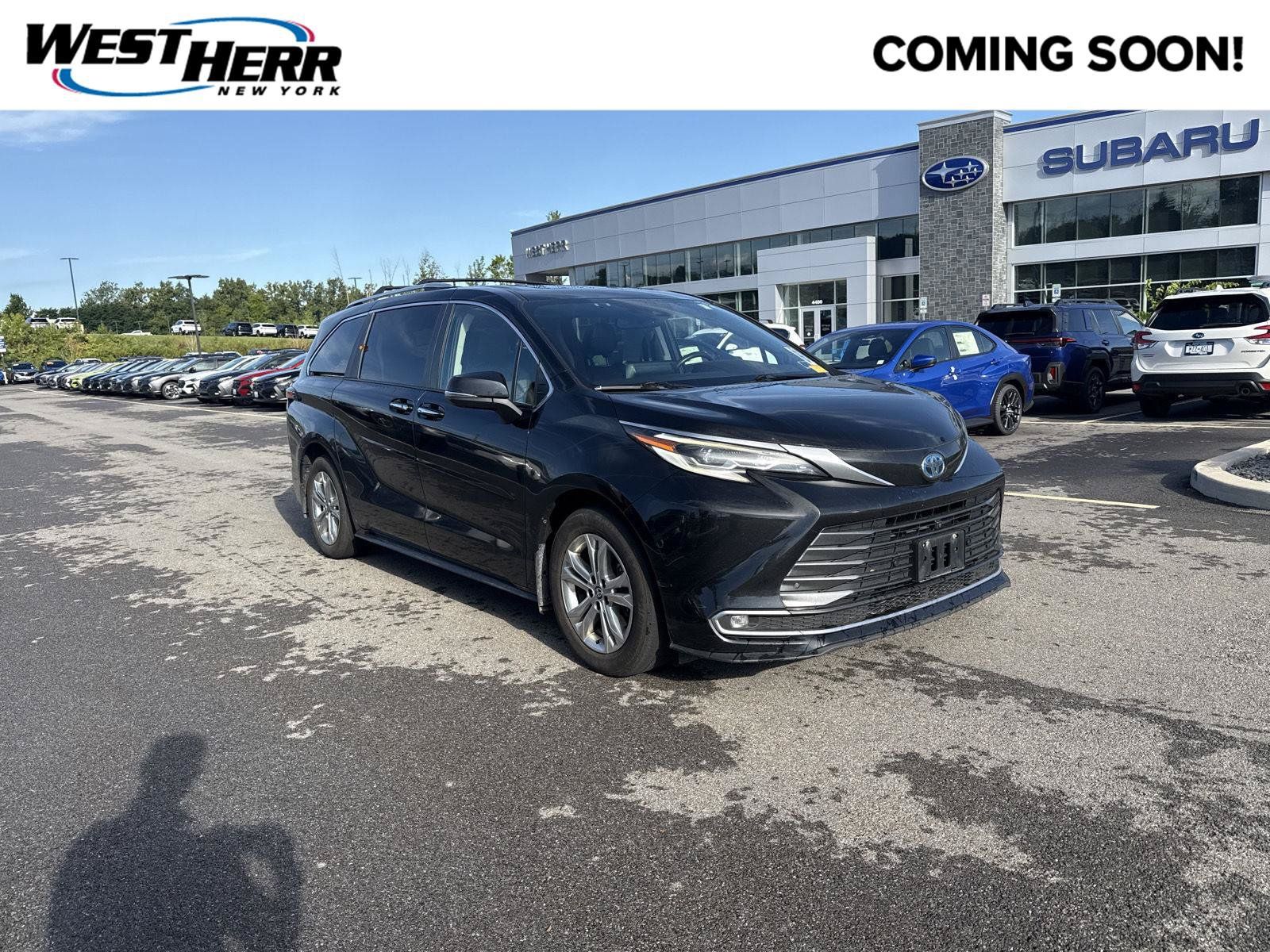 Used 2022 Toyota Sienna Platinum AWD/4WD image 1