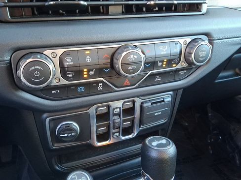 Used 2024 Jeep Wrangler Unlimited Sahara AWD/4WD image 15