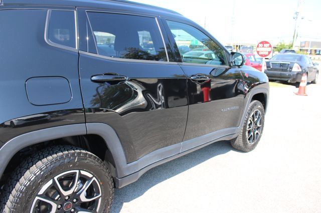 Used 2025 Jeep Compass Trailhawk AWD/4WD image 46