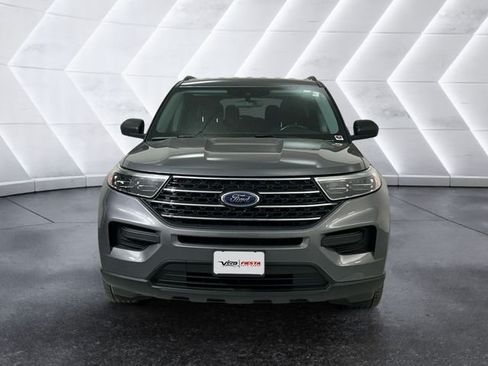 Used 2021 Ford Explorer XLT RWD image 2