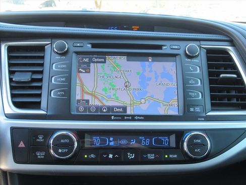 Used 2019 Toyota Highlander XLE image 22