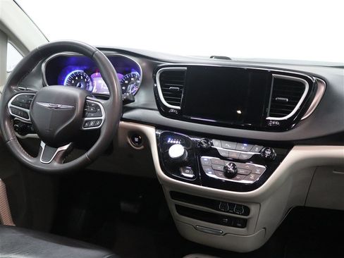 Used 2022 Chrysler Pacifica Touring-L FWD image 23
