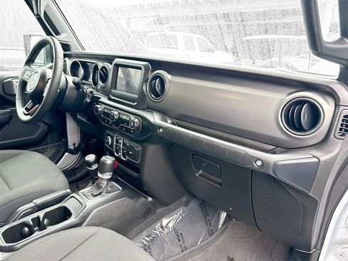 Used 2023 Jeep Gladiator Willys image 32