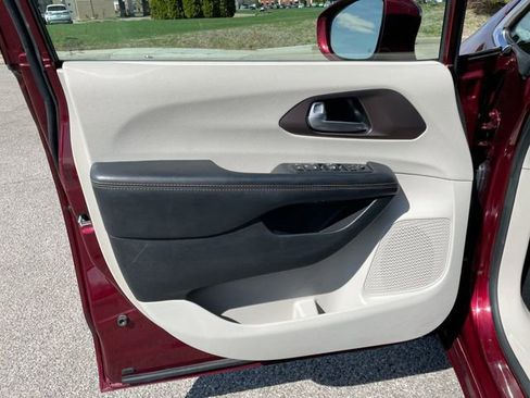 Used 2017 Chrysler Pacifica Touring-L image 8