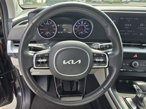 Used 2024 Kia Carnival LX image 29