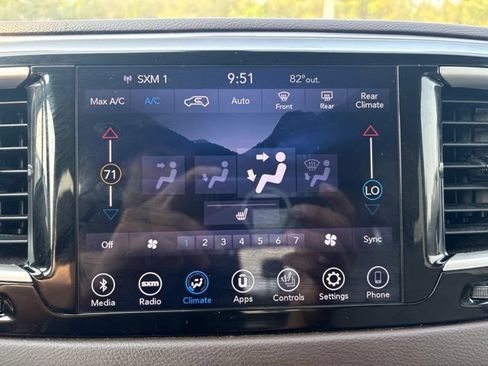 Used 2018 Chrysler Pacifica Touring-L w/ Premium Audio Group FWD image 21