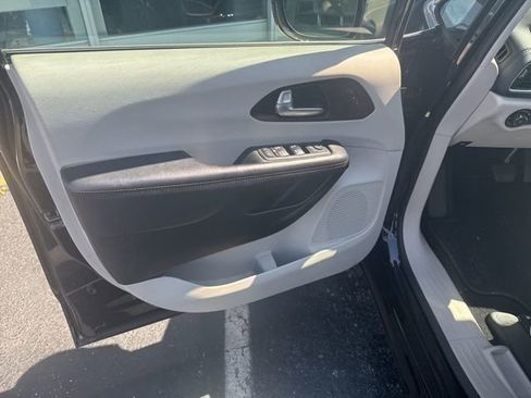 Used 2017 Chrysler Pacifica Limited w/ UConnect Theater Package FWD image 46