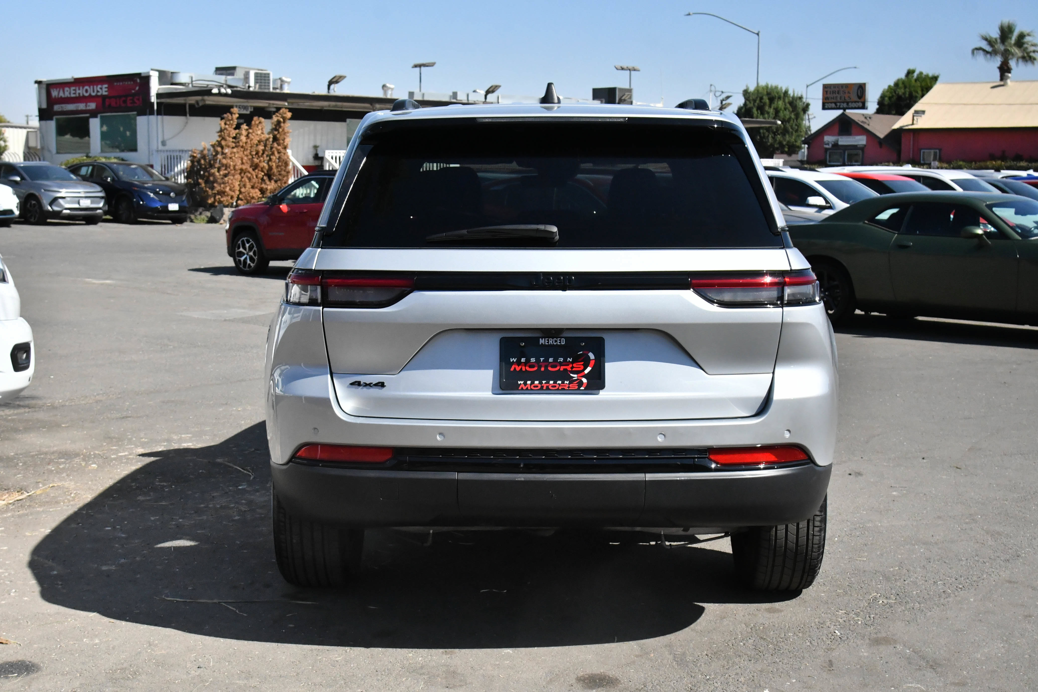 Used 2025 Jeep Grand Cherokee Altitude AWD/4WD image 7