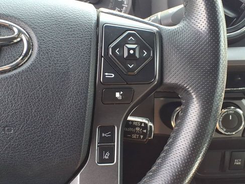 Used 2018 Toyota Tacoma TRD Sport AWD/4WD image 31