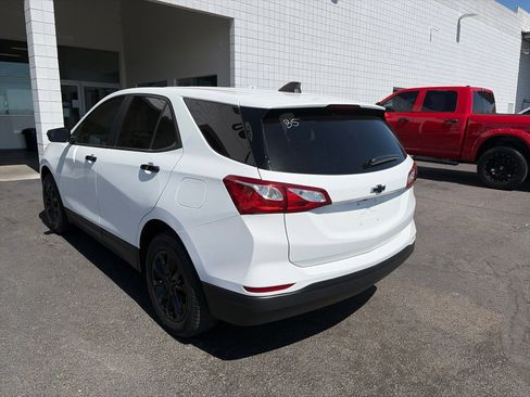 Used 2021 Chevrolet Equinox LS w/ LS Convenience Package FWD image 4
