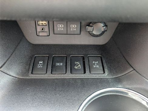 Used 2017 Toyota Highlander Limited AWD/4WD image 16